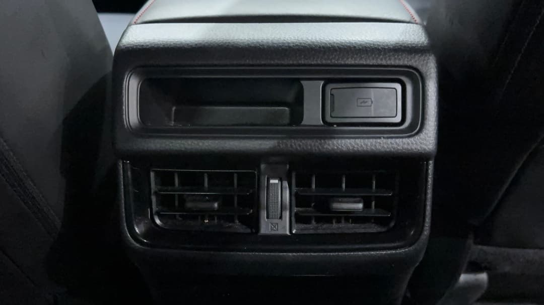 2024 Isuzu D-MAX X-terrain (4x4), Automatic, 24385 km, Rear A/C Vent