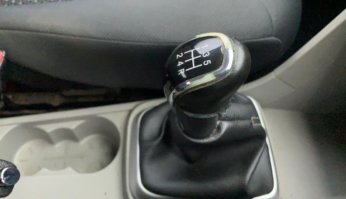 2016 Tata Tiago XZ PETROL, Petrol, Manual, 95,312 km, Gear lever - Boot cover slightly torn