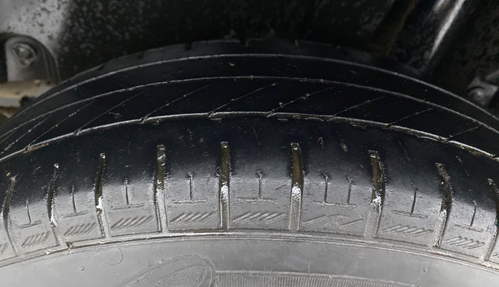 2015 Maruti Swift VXI, Petrol, Manual, 59,196 km, Left Rear Tyre Tread
