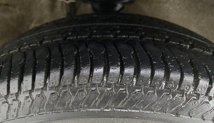 2016 Maruti Alto K10 VXI, Petrol, Manual, 1,02,364 km, Right Front Tyre Tread
