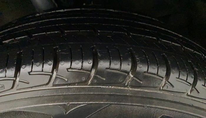 2016 Maruti Baleno DELTA PETROL 1.2, Petrol, Manual, 43,273 km, Left Front Tyre Tread