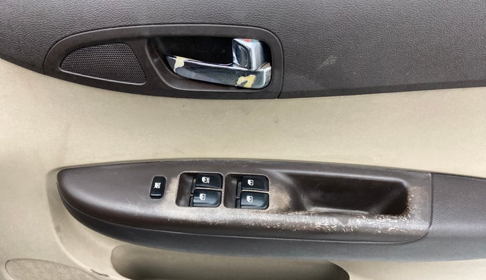 2010 Hyundai i20 MAGNA (O) 1.2, Petrol, Manual, 60,697 km, Right front window switch / handle - Minor damage