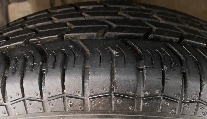2015 Maruti Swift VXI, Petrol, Manual, 11,061 km, Left Front Tyre Tread