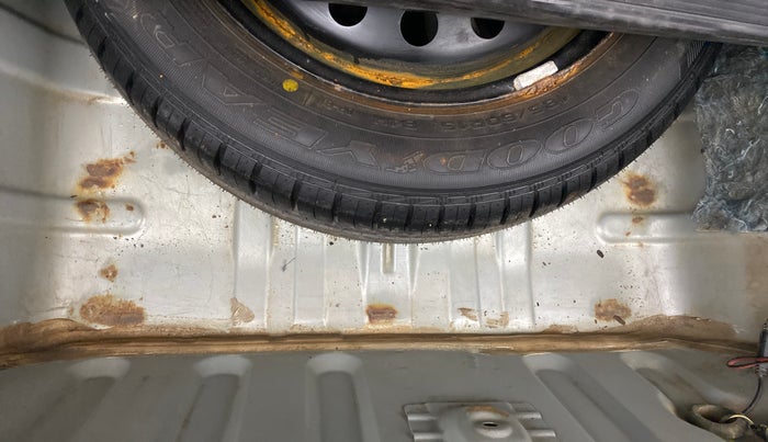 2011 Toyota Etios V, Petrol, Manual, 76,238 km, Boot floor - Slight discoloration