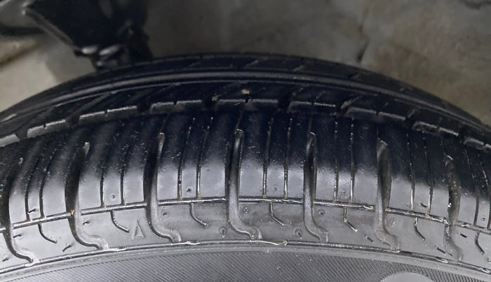 2015 Hyundai Eon D LITE PLUS, Petrol, Manual, 11,988 km, Left Front Tyre Tread
