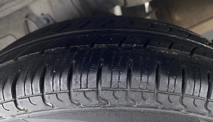 2015 Hyundai Eon D LITE PLUS, Petrol, Manual, 11,988 km, Right Rear Tyre Tread