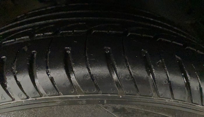 2016 Mahindra Kuv100 K8 D 5 STR, Diesel, Manual, 68,068 km, Left Rear Tyre Tread