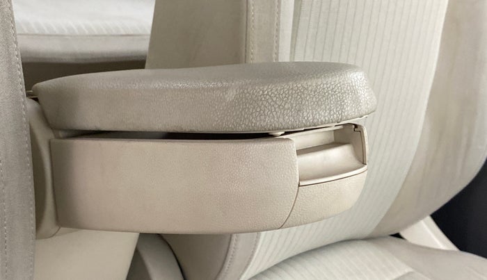 2010 Volkswagen Vento HIGHLINE PETROL, Petrol, Manual, 25,462 km, Driver seat - Armrest has miinor damage