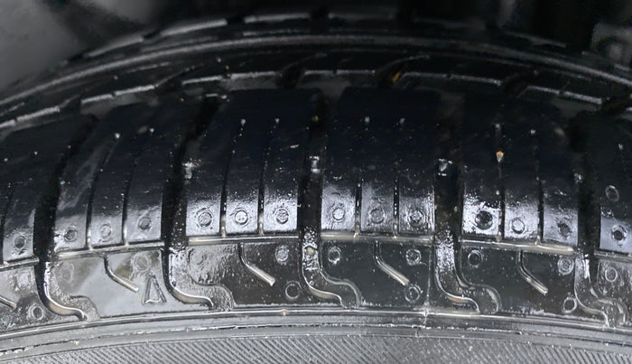 2014 Maruti Swift Dzire VXI, Petrol, Manual, 47,493 km, Left Rear Tyre Tread