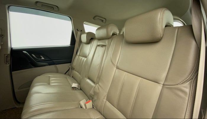 2018 Mahindra XUV500 W10, Diesel, Manual, 55,079 km, Right Side Rear Door Cabin