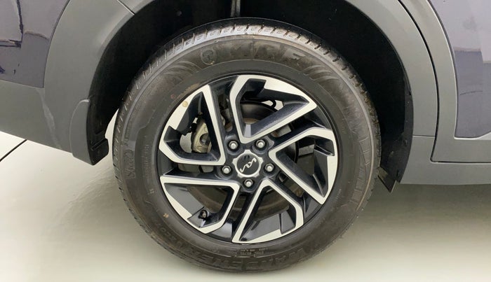 2022 KIA CARENS LUXURY PLUS 1.4 PETROL 7 STR, Petrol, Manual, 13,537 km, Right Rear Wheel