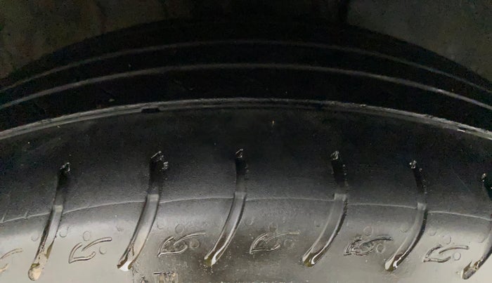 2022 KIA CARENS LUXURY PLUS 1.4 PETROL 7 STR, Petrol, Manual, 13,537 km, Right Front Tyre Tread