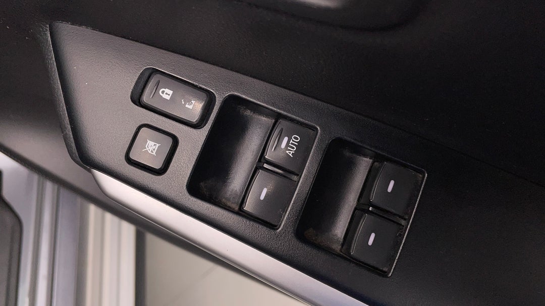 2016 Mitsubishi Pajero Sport Gls (4x4), Automatic, 100471 km, Drivers Side Door Panel Controls