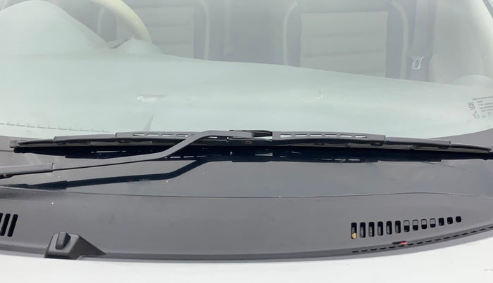 2016 Datsun Redi Go T, Petrol, Manual, 25,395 km, Front windshield - Wiper blade not fixed properly