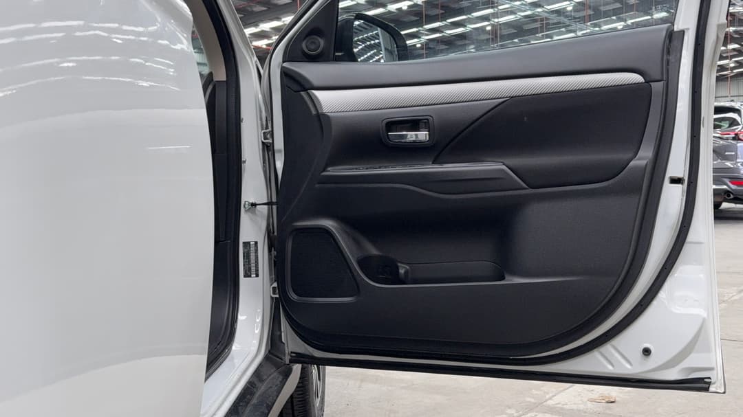 2017 Mitsubishi Outlander Es 7 Seat (2WD), Automatic, 94837 km, Speaker View