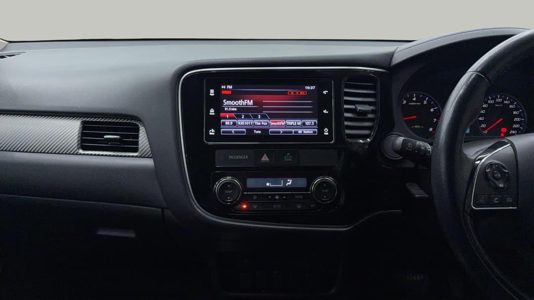 2017 Mitsubishi Outlander Es 7 Seat (2WD), Automatic, 94837 km, Center Console