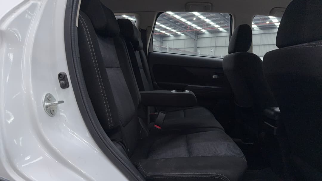 2017 Mitsubishi Outlander Es 7 Seat (2WD), Automatic, 94837 km, Right Side Rear Door Cabin View