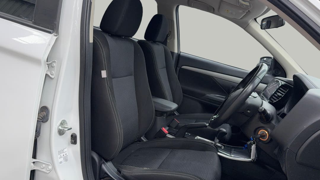 2017 Mitsubishi Outlander Es 7 Seat (2WD), Automatic, 94837 km, Right Side Front Door Cabin View