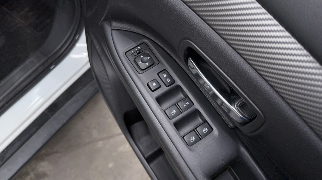 2017 Mitsubishi Outlander Es 7 Seat (2WD), Automatic, 94837 km, Drivers Side Door Panel Controls