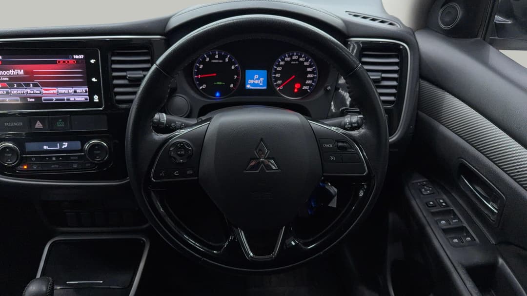 2017 Mitsubishi Outlander Es 7 Seat (2WD), Automatic, 94837 km, Steering Wheel Close-up