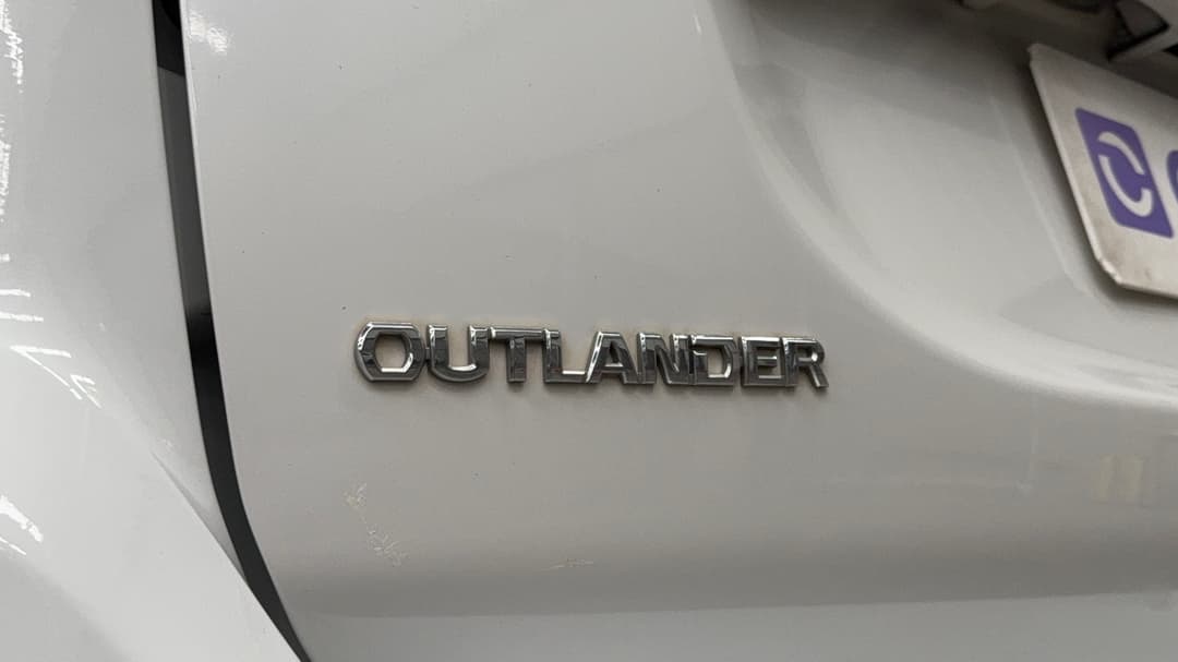 2017 Mitsubishi Outlander Es 7 Seat (2WD), Automatic, 94837 km, Badge (Boot Left Side)