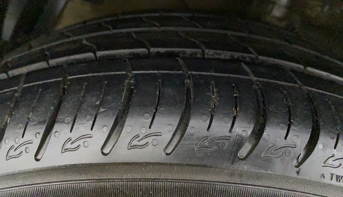 2016 Maruti Ciaz ZXI+ AT, Petrol, Automatic, 60,711 km, Right Front Tyre Tread