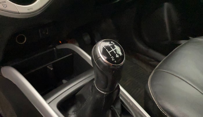 2017 Maruti Baleno ALPHA PETROL 1.2, Petrol, Manual, 45,708 km, Gear lever - Knob has minor damage