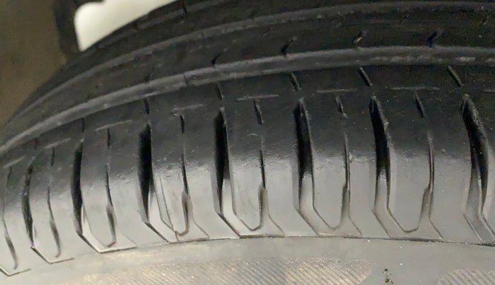 2018 Maruti Dzire LXI, Petrol, Manual, 30,052 km, Left Front Tyre Tread
