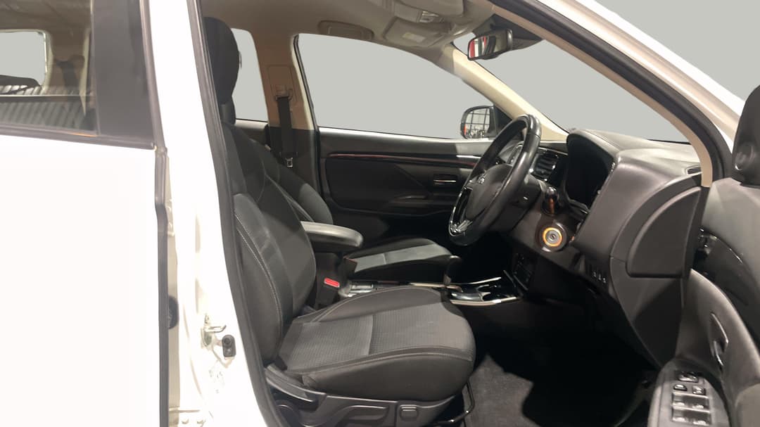 2021 Mitsubishi Outlander Es 7 Seat (2WD), Automatic, 69538 km, Right Side Front Door Cabin View