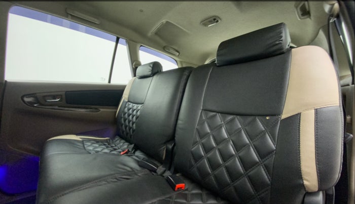 2015 Toyota Innova 2.5 VX 8 STR, Diesel, Manual, 83,333 km, Right Side Rear Door Cabin