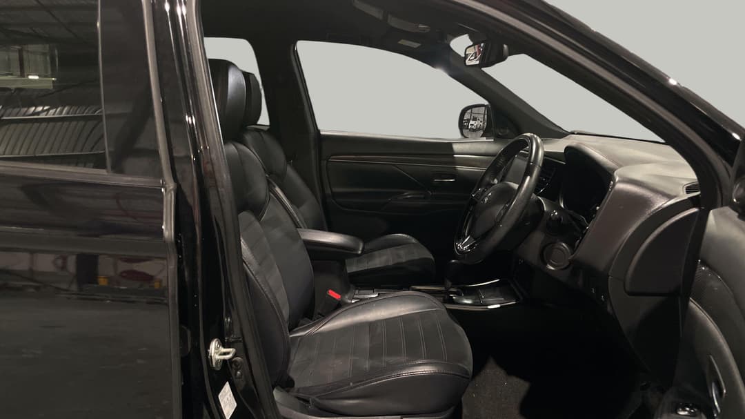 2020 Mitsubishi Outlander Black Edition 7 Seat (2WD), Automatic, 116086 km, Right Side Front Door Cabin View