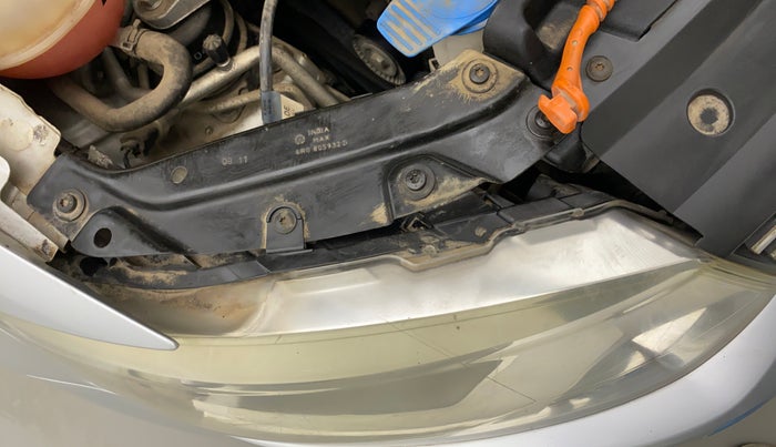 2011 Volkswagen Vento HIGHLINE 1.6 MPI, Petrol, Manual, 55,056 km, Right headlight - Clamp has minor damage