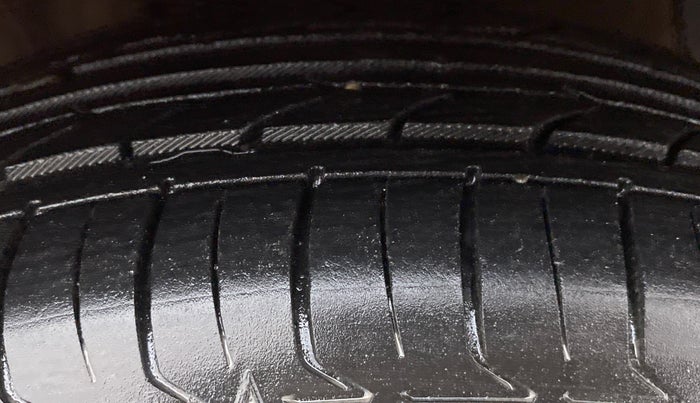 2016 Hyundai Xcent SX 1.2, Petrol, Manual, 28,661 km, Right Front Tyre Tread