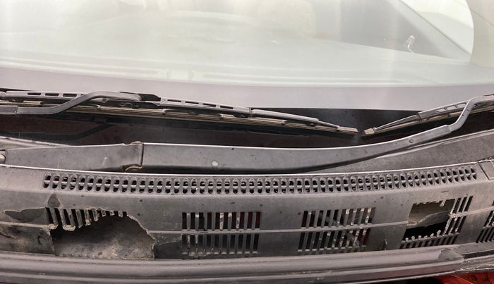 2016 Hyundai Xcent SX 1.2, Petrol, Manual, 28,661 km, Bonnet (hood) - Cowl vent panel has minor damage