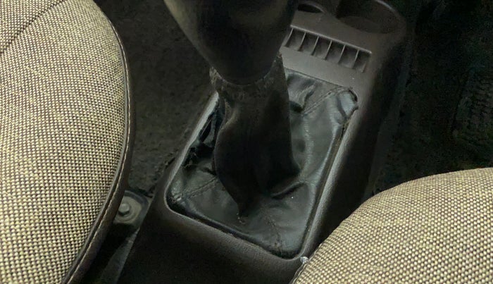 2014 Hyundai Santro Xing GL PLUS, Petrol, Manual, 1,00,072 km, Gear lever - Boot cover slightly torn