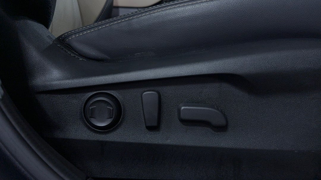 2024 Subaru Outback AWD Touring Xt, Automatic, 14269 km, Drivers Side Adjustment Panel