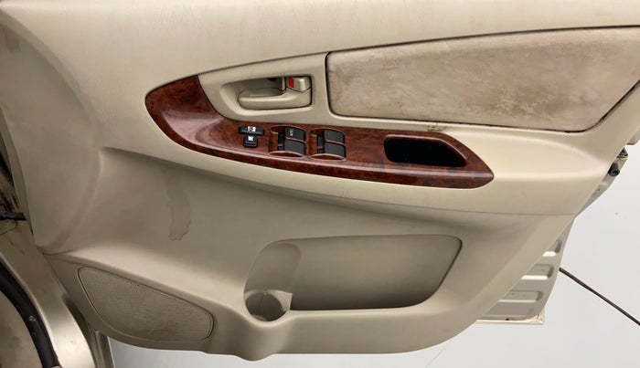 2009 Toyota Innova 2.5 G4 8 STR, Diesel, Manual, 1,82,019 km, Driver Side Door Panels Control
