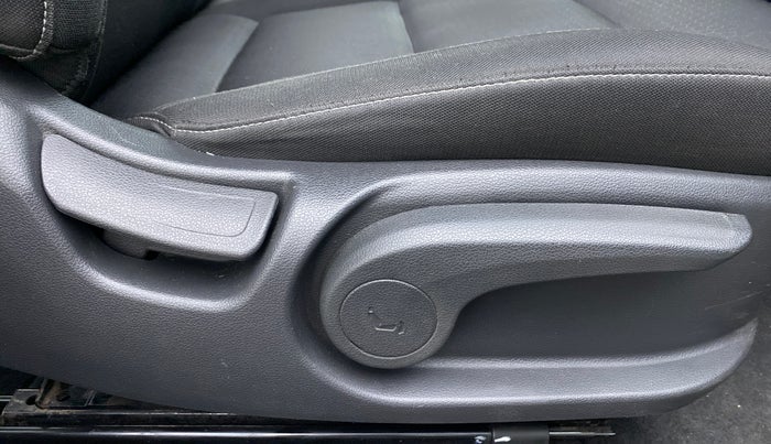 2017 Hyundai New Elantra 2.0 S MT, Petrol, Manual, 33,377 km, Driver Side Adjustment Panel