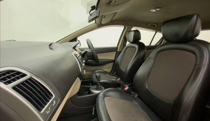 2013 Hyundai i20 MAGNA (O) 1.4 CRDI, Diesel, Manual, 94,378 km, Right Side Front Door Cabin
