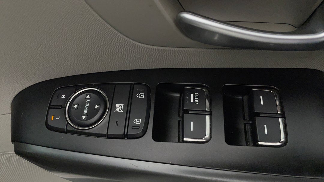 2019 Kia Carnival S, Automatic, 91741 km, Drivers Side Door Panel Controls