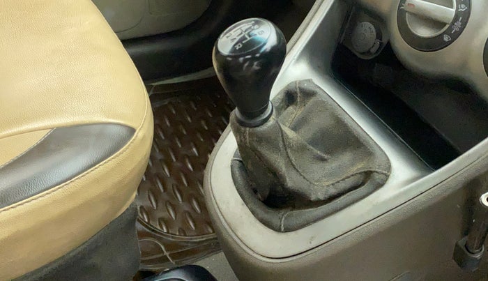 2011 Hyundai i10 MAGNA 1.2, Petrol, Manual, 1,20,084 km, Gear lever - Boot cover slightly torn