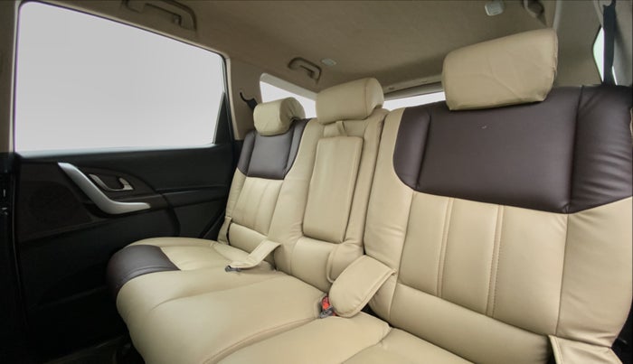 2014 Mahindra XUV500 W8 FWD, Diesel, Manual, 60,123 km, Right Side Rear Door Cabin