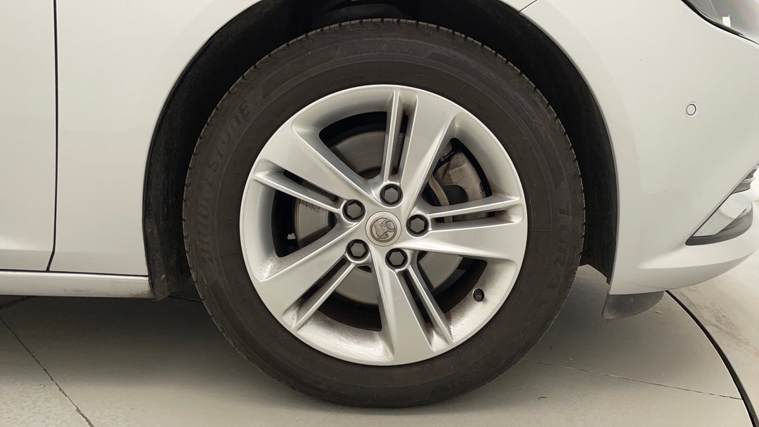 2020 Holden Commodore Lt, Automatic, 31395 km, Right Front Wheel