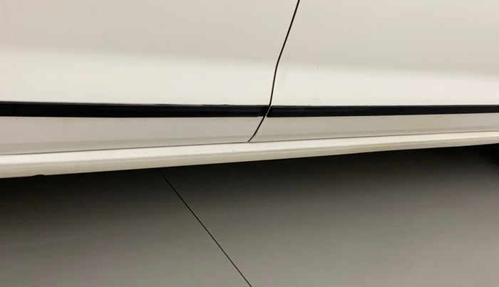 2013 Volkswagen Vento HIGHLINE 1.6 MPI, Petrol, Manual, 36,982 km, Right running board - Minor scratches