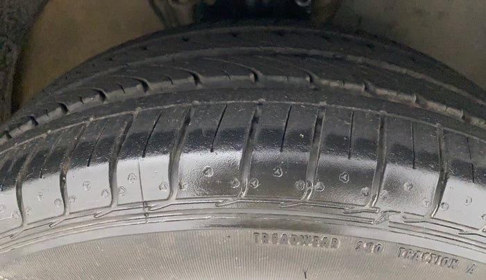 2013 Volkswagen Vento HIGHLINE 1.6 MPI, Petrol, Manual, 36,982 km, Right Front Tyre Tread