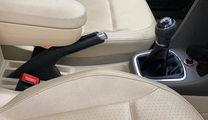 2013 Volkswagen Vento HIGHLINE 1.6 MPI, Petrol, Manual, 36,982 km, Gear lever - Boot cover slightly torn