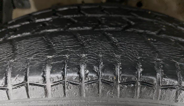 2015 Maruti Swift VXI, Petrol, Manual, 47,581 km, Left Front Tyre Tread