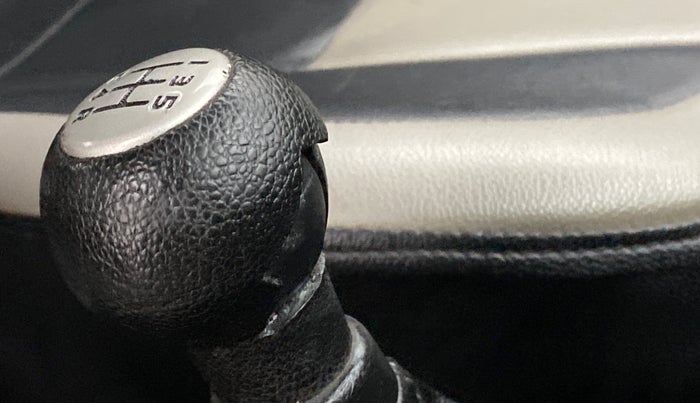 2015 Maruti Swift VXI, Petrol, Manual, 47,507 km, Gear lever - Knob has minor damage