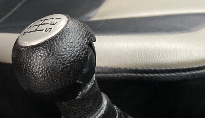 2015 Maruti Swift VXI, Petrol, Manual, 47,581 km, Gear lever - Knob has minor damage