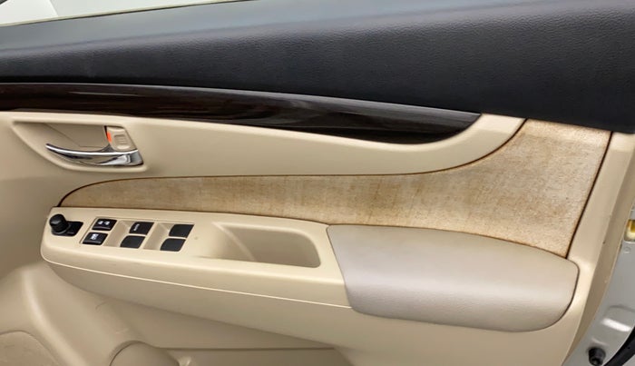 2015 Maruti Ciaz ZXI, Petrol, Manual, 83,871 km, Driver-side door - Trim has minor damage